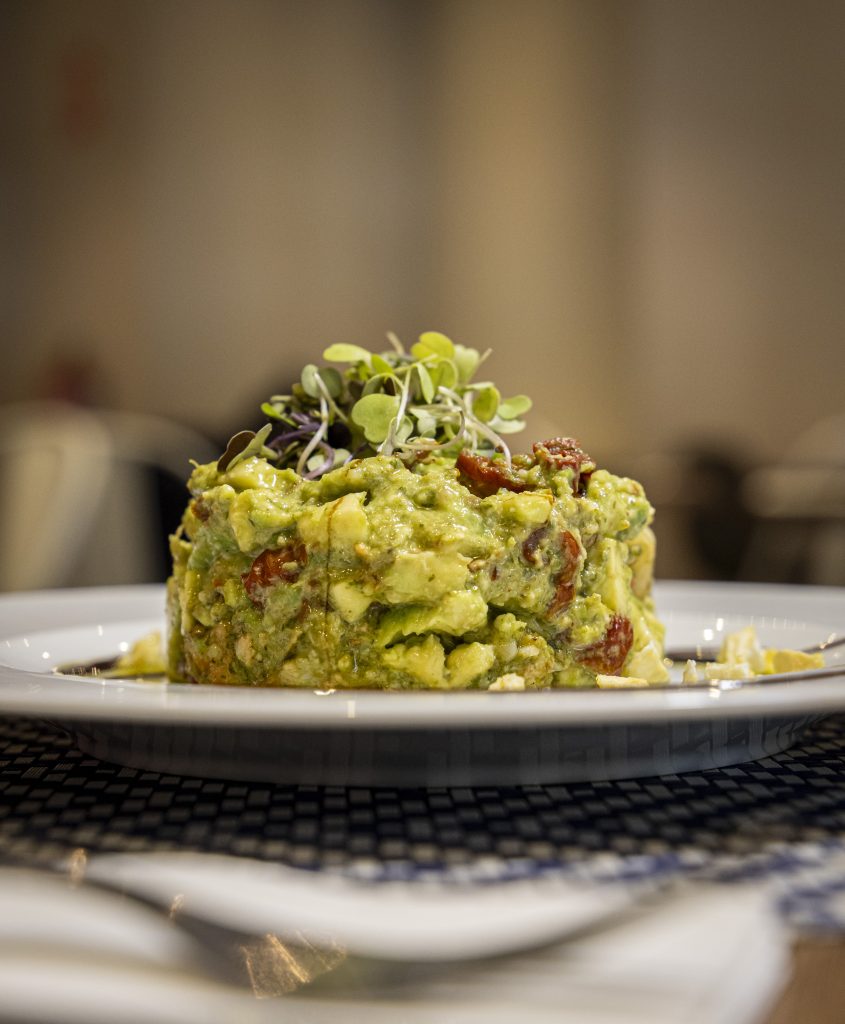 Tartar de aguacate con gambas al ajillo, tomate seco y pesto 
